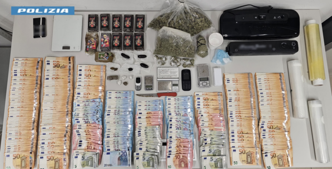 Droga consegnata in monopattino e soldi nascosti nei croccantini