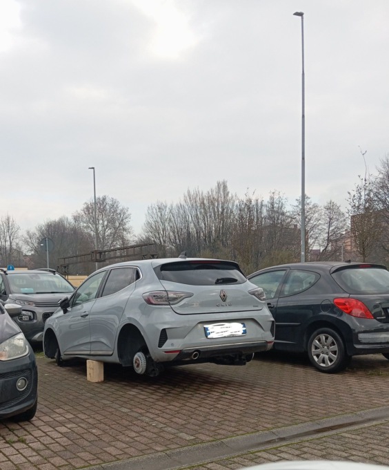 Auto depredata in centro: “La sicurezza sia priorità”