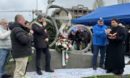 Festa per l'inaugurazione del «Monumento al ciclista»