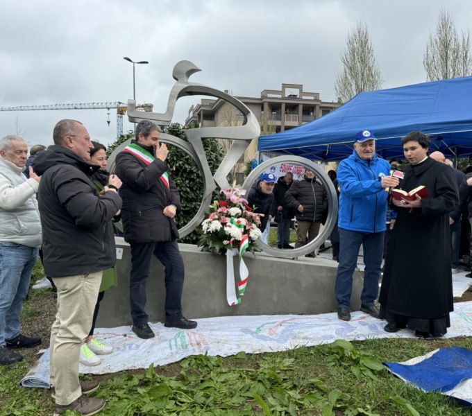 Festa per l’inaugurazione del «Monumento al ciclista»