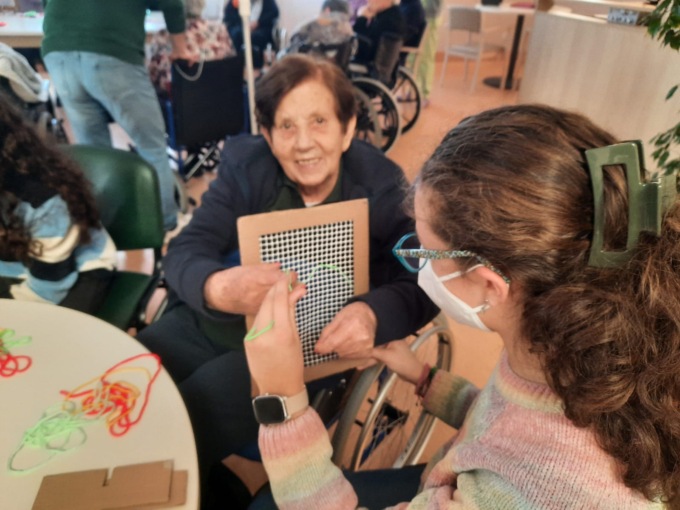 L’arteterapia arriva in Casa famiglia con gli anziani
