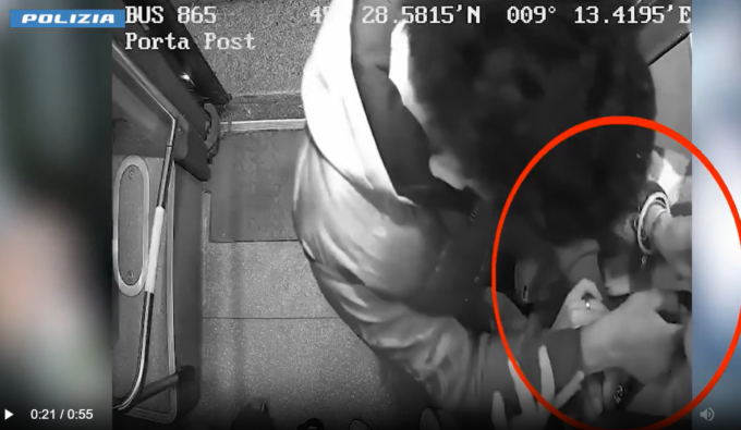 Rapinano e accoltellano due giovani: fermati 4 ventenni egiziani