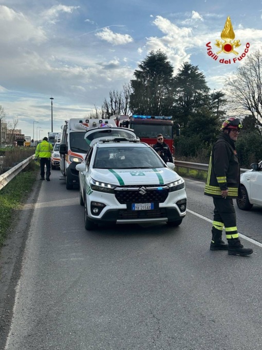 Violento scontro tra due auto: due feriti