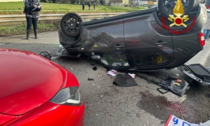 Violento scontro tra due auto: due feriti