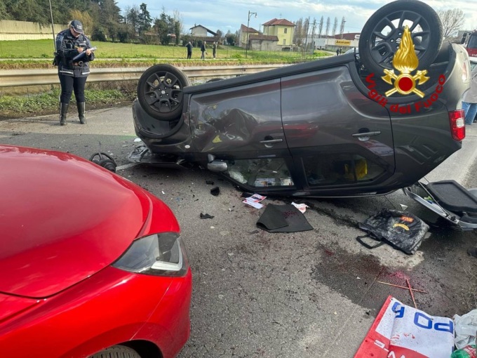 Violento scontro tra due auto: due feriti