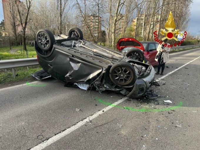 Violento scontro tra due auto: due feriti