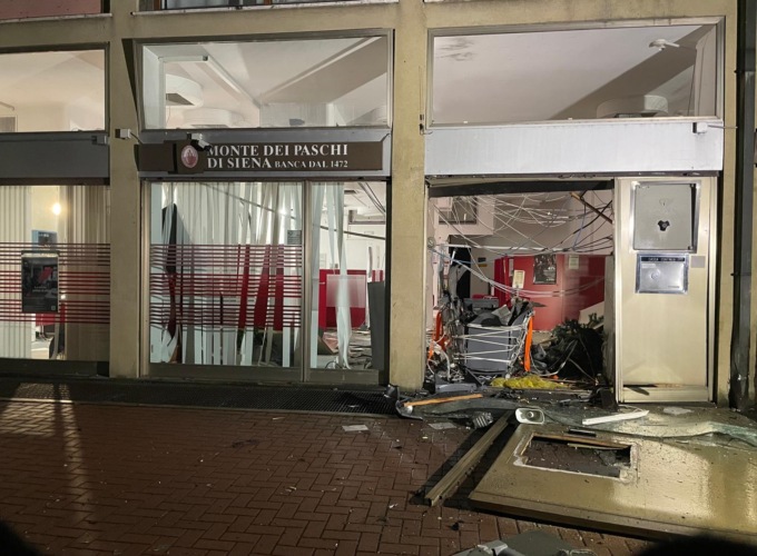 Assalto esplosivo al bancomat