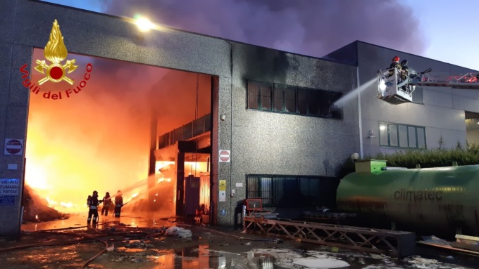 Incendio nel deposito di carta e cartone: intervengono i Vigili del fuoco