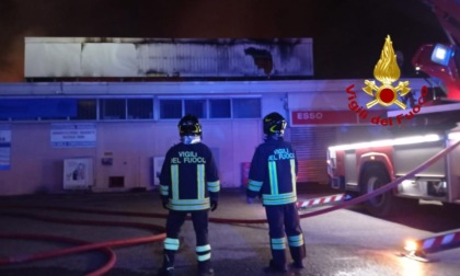 Incendio all'ortomercato di Milano: pompieri al lavoro tutta notte