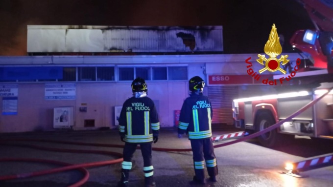 Incendio all’ortomercato di Milano: pompieri al lavoro tutta notte