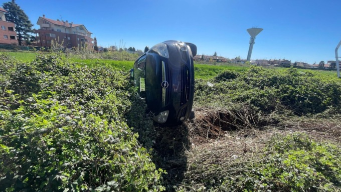 Si ribalta in auto: donna trasportata in ospedale in arresto cardiocircolatorio