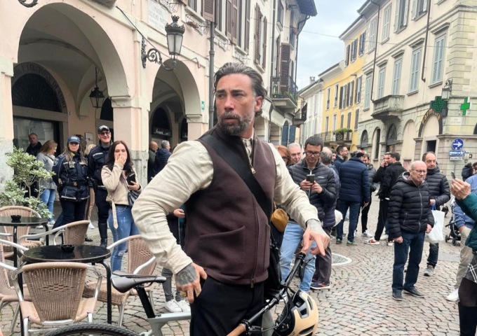 Vittorio Brumotti in piazza Marconi