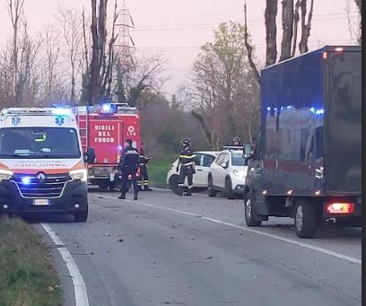 Finisce con l’auto contro un albero: grave al Niguarda