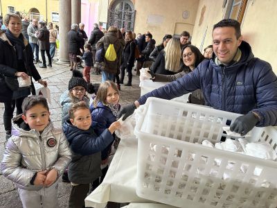 Uova sode e tortelli per la festa  di primavera nel cortile della Burba