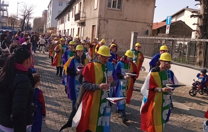 A Carnevale scendono in piazza in centinaia tra maschere e bolle di sapone