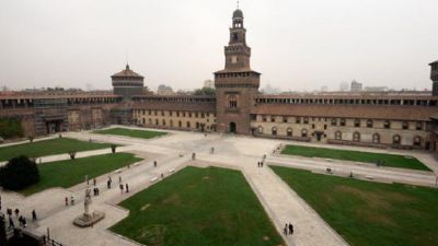 Incendio al Castello Sforzesco le fiamme da un pannello espositore