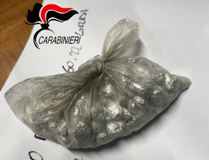 In auto con 140 dosi di cocaina, in casa tenevano i soldi: arrestati
