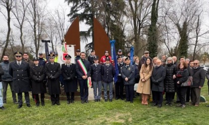 Rho ha ricordato al monumento "Grande Parentesi" le vittime del Covid