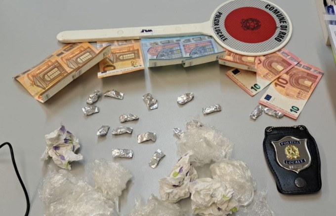 Ventiduenne arrestato mentre spaccia cocaina