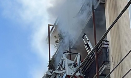 Incendio in un appartamento: arrivano Polizia Locale, pompieri e Carabinieri