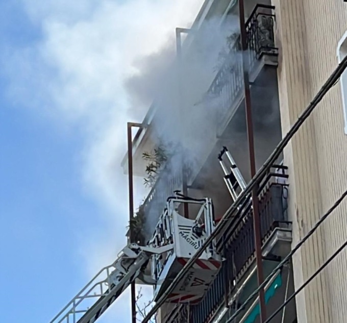Incendio in un appartamento: arrivano Polizia Locale, pompieri e Carabinieri