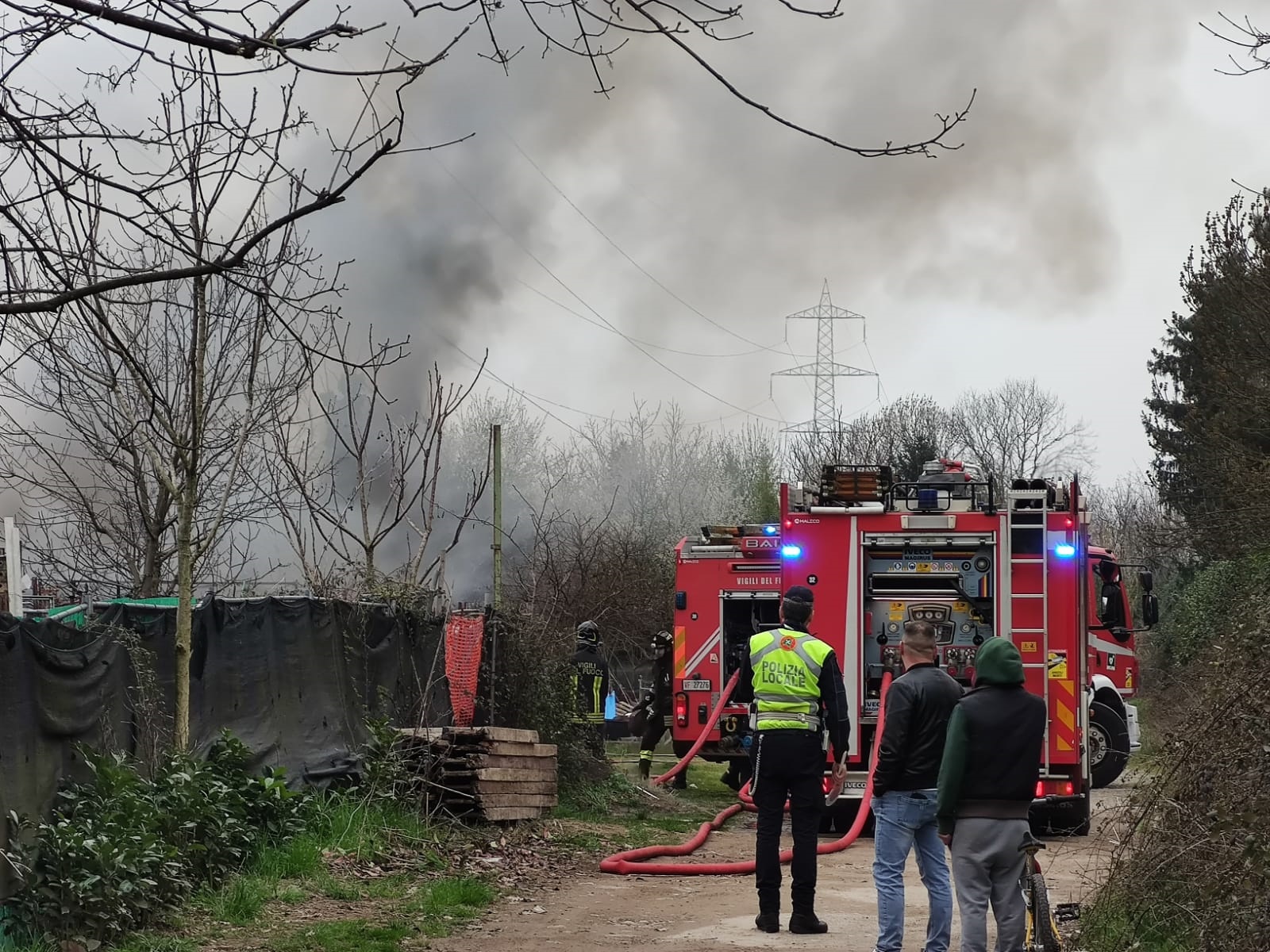 canegrate incendio orti comunali via ancona