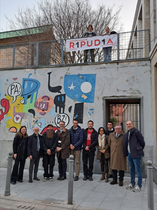 Comune di Rho ed Emergency espongono lo striscione R1pud1A