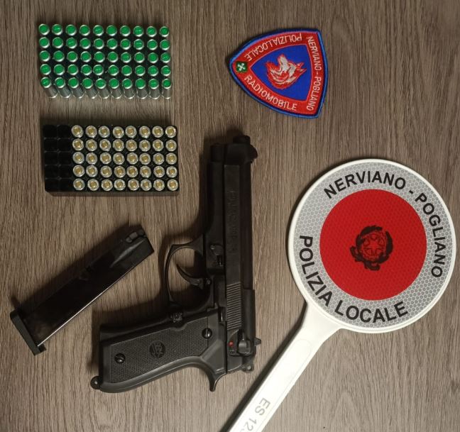 Festeggiano una laurea poi si mettono a sparare nel centro del paese