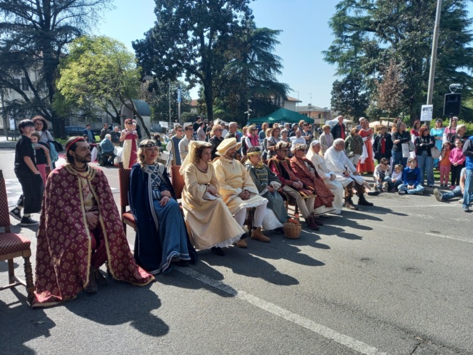 La Giornata medievale fa il pieno tra sfilate, arti e scacchi viventi