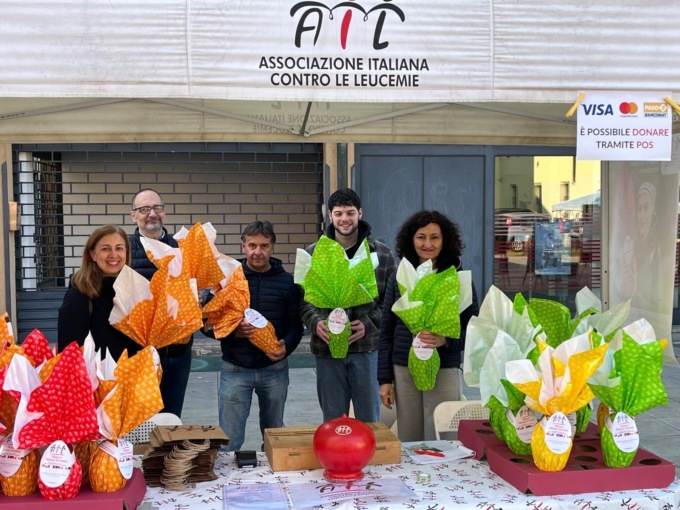 Tante le persone in piazza per acquistare le uova di Pasqua Ail