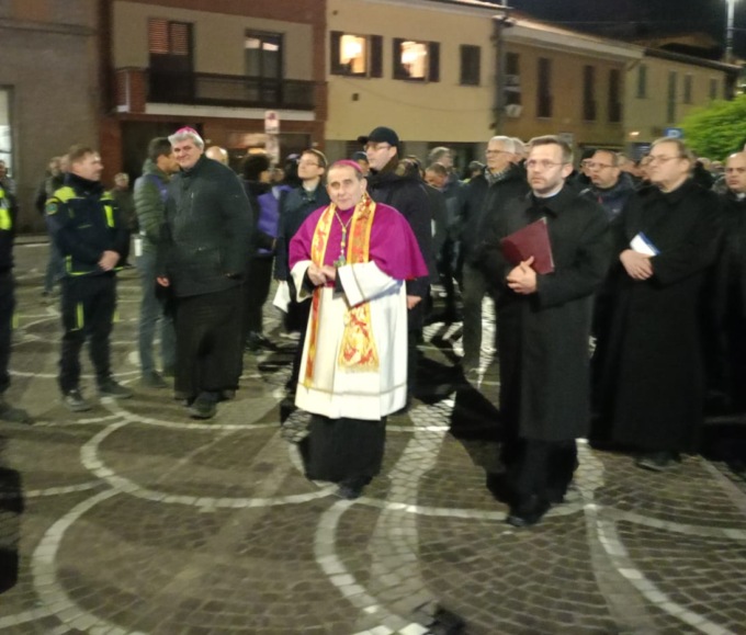 Il pienone durante la Via crucis con l’arcivescovo Mario Delpini