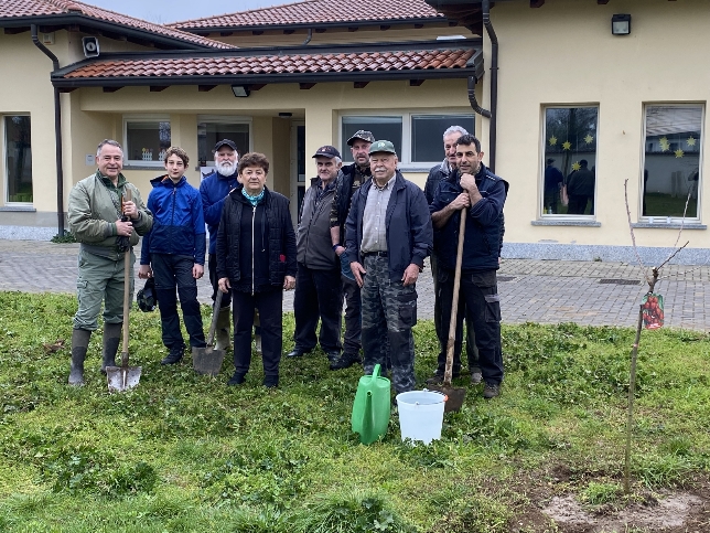 Piantati 17 alberi per ricordare l’ex assessore Rondinini