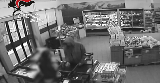 Rapina al supermercato con il coltello: arrestato un 53enne