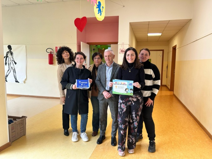 Una borsa antispreco consegnata ai bambini delle scuole