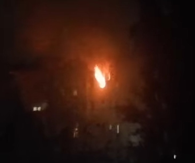 Incendio al quinto piano dei casermoni di via Fusè