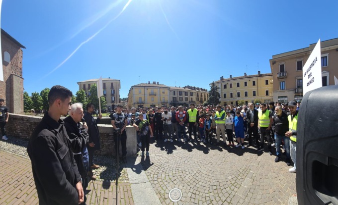 L’abbraccio della piazza per Ahmed