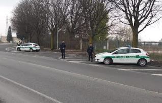 Sfida gli agenti in un inseguimento e si lancia nel canale