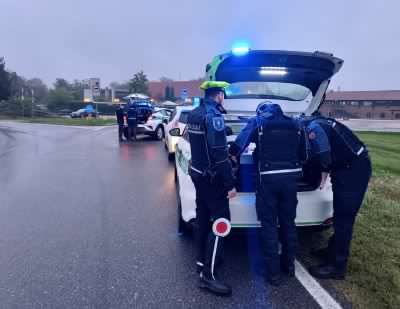 Perde il controllo della sua auto, danneggia un edificio e… “scappa”