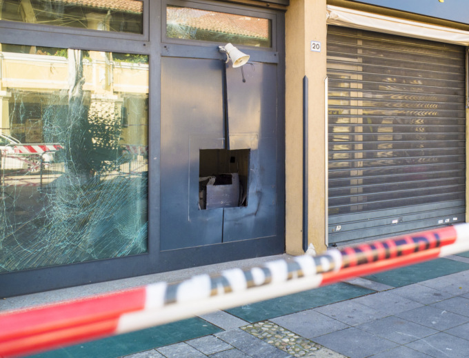 Boato in piazza nella notte: ladri portano via un bancomat