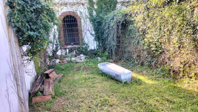 Bare abbandonate al cimitero, scoppia la polemica
