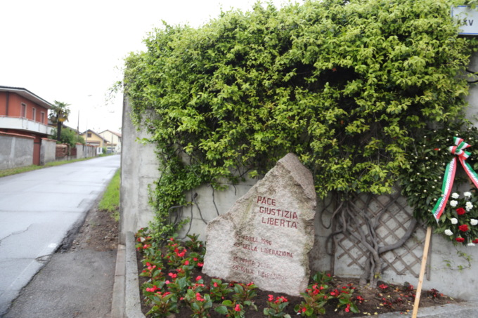 Il cippo per il 25 aprile cambia posto e scoppia la polemica