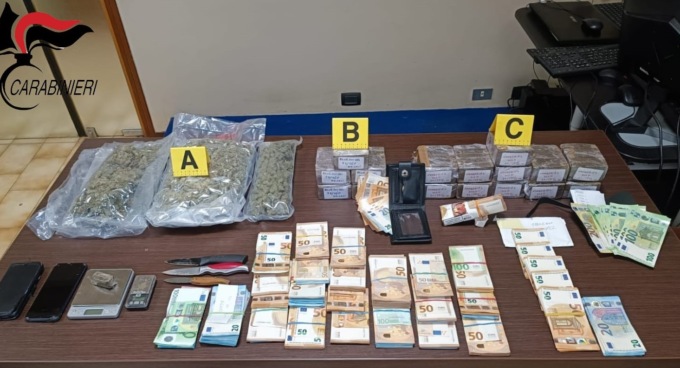 Tre ragazzi e una donna con 10 chili di droga, inseguiti e arrestati: avevano anche quasi 40mila euro