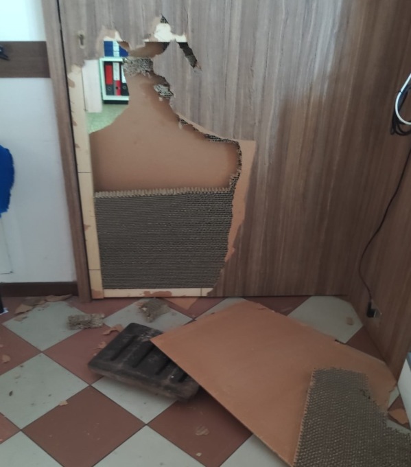 Ladri tentano di rubare all’oratorio e al Centro anziani; vetrate spaccate con un tombino