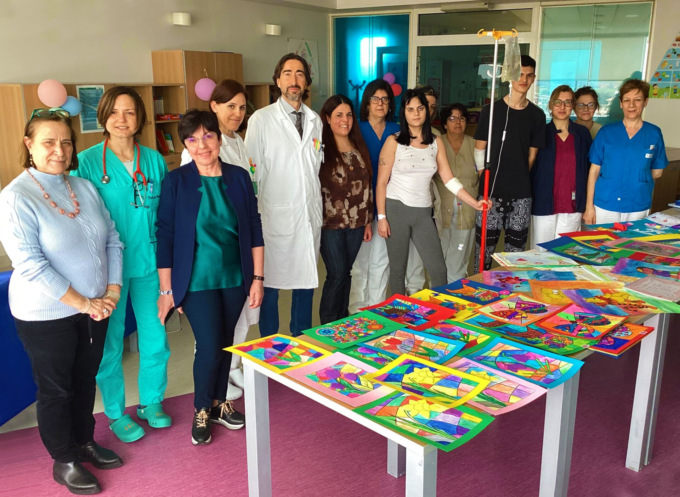 Fornaroli, gli alunni della Santa Caterina donano i propri disegni ai pazienti della Pediatria
