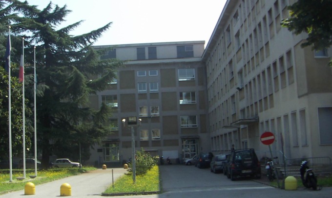 Vandali in azione al liceo Maggiolini: scaricati gli estintori, studenti a casa