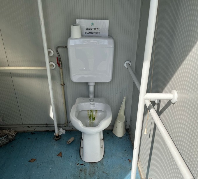 Bagni sporchi e maleodoranti al Parco Lambruschini