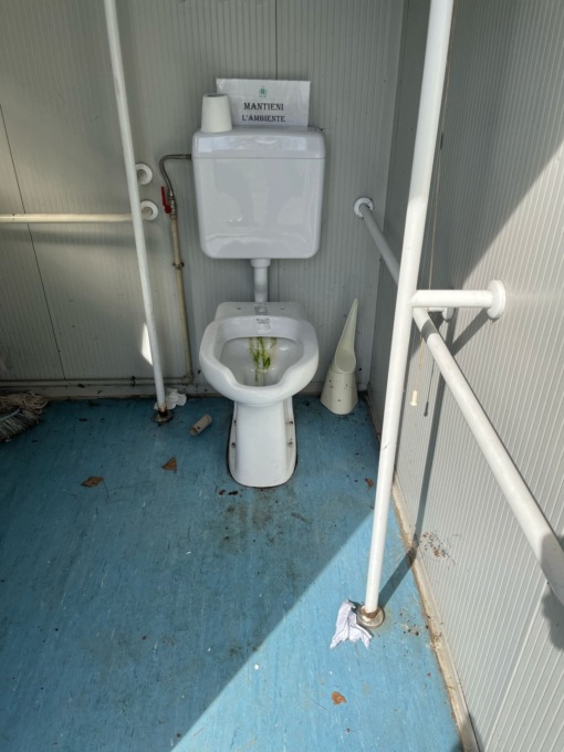 Bagni sporchi e maleodoranti al Parco Lambruschini