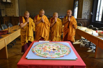 Un mandala di sabbia creato dai monaci tibetani al Tourist Infopoint