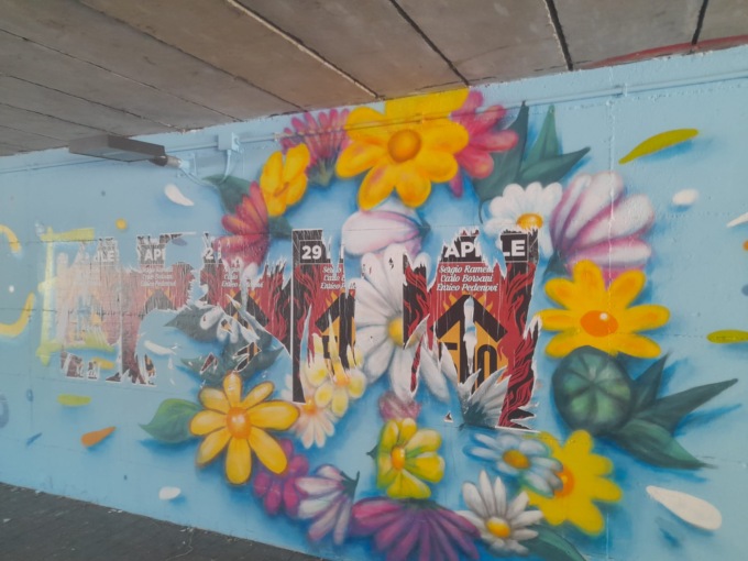 Deturpato il murale dedicato alla Pace con manifesti abusivi. Il sindaco: “Vigliacchi”