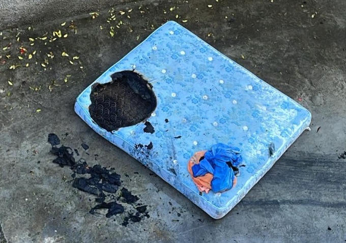 Il materasso prende fuoco, viene salvato dal vicino di casa